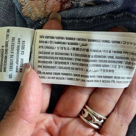 Abercrombie and Fitch Denim Sheath Dress. Size Medium w/embroidered flowers - Picture 7 of 9